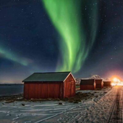 Northern lights with snowshoe 3